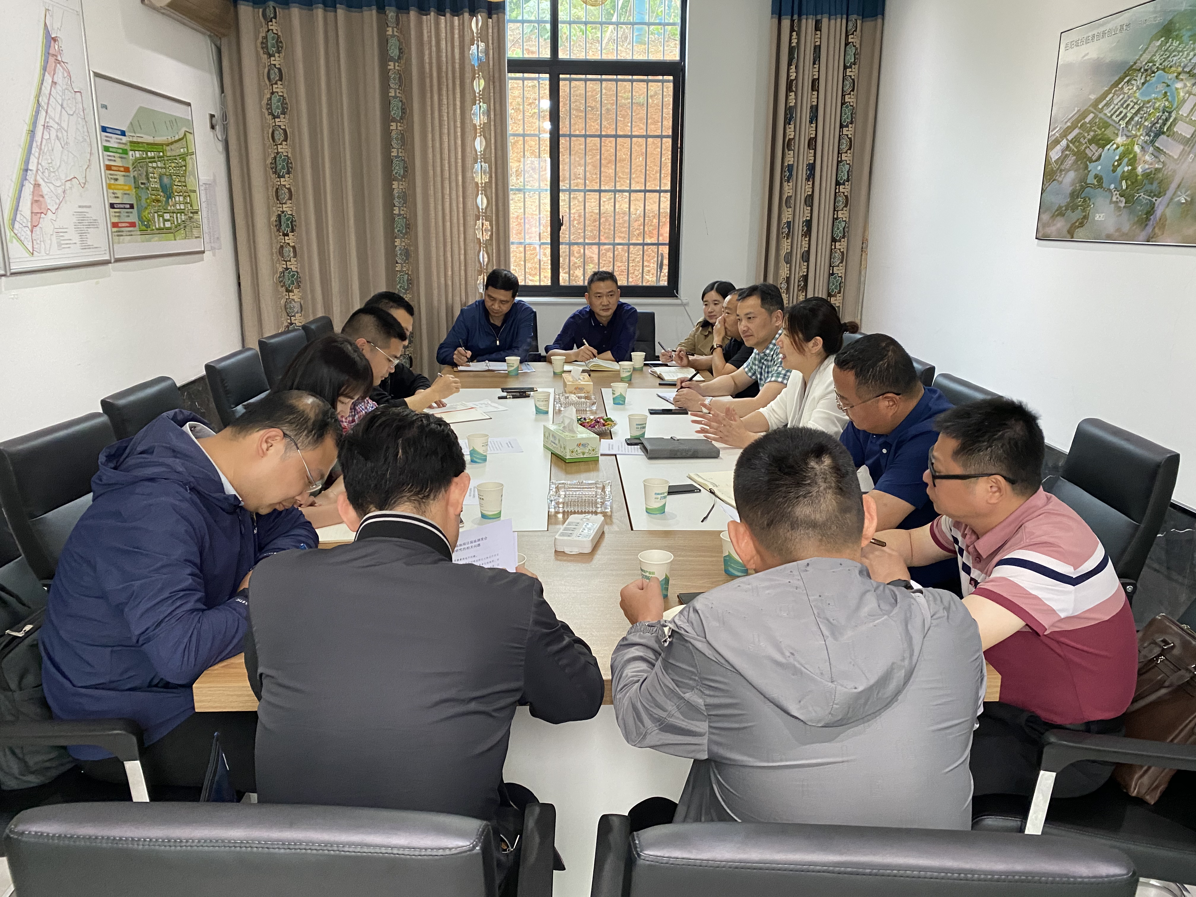 5.17云溪區(qū)常務(wù)副區(qū)長(zhǎng)胡蝶在臨港創(chuàng)新創(chuàng)業(yè)基地主持召開(kāi)現(xiàn)場(chǎng)調(diào)度會(huì).jpg 5.17云溪區(qū)常務(wù)副區(qū)長(zhǎng)胡蝶在臨港創(chuàng)新創(chuàng)業(yè)基地主持召開(kāi)現(xiàn)場(chǎng)調(diào)度會(huì).jpg